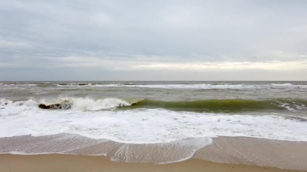 Minimalistisch en zeelandschap met golven en stemmige lucht — Stockvideo