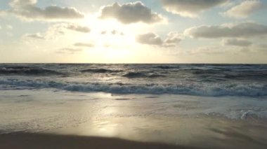 Dalgalar ve gökyüzü ile gündoğumu deniz manzarası