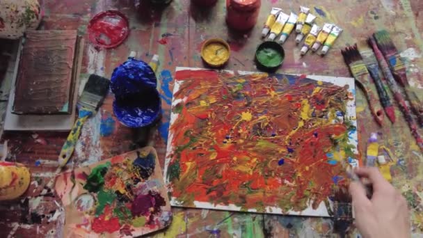 Pintor en el espacio de trabajo creando arte moderno — Vídeos de Stock