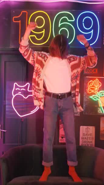 Neon light and retro style disco - milenial man dancing and jumping (dalam bahasa Inggris). — Stok Video