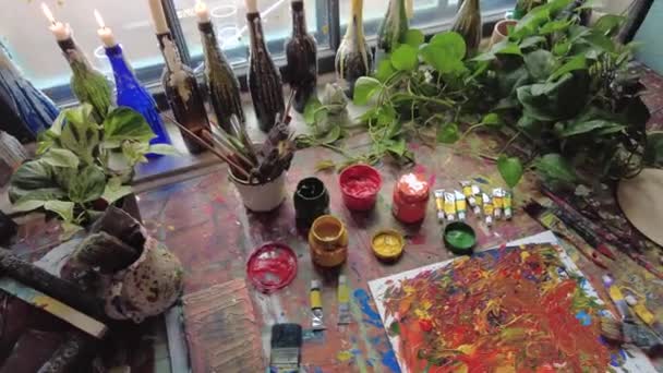Bovenaanzicht van schildertafel werkruimte met kunstwerk — Stockvideo