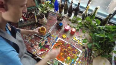 Çalışma alanındaki ressam modern sanat yaratıyor.