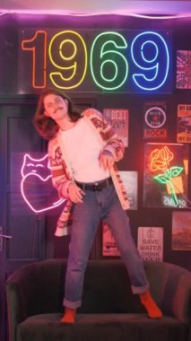 Neon ışığı ve retro tarzı disko - dans eden ve zıplayan milenyum adamı