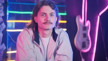 Neon retro tarzı uzun saçlı bin yıllık bir adamın portresi.