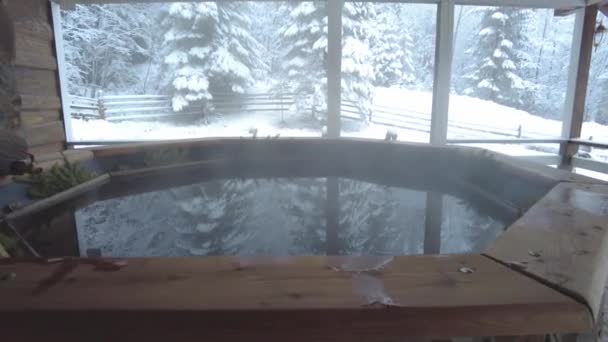 Heißes Bad und Thermalbad auf schneebedeckten Bergen — Stockvideo