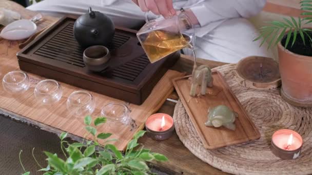 Hermosa ceremonia del té chino con vela y decoración — Vídeo de stock