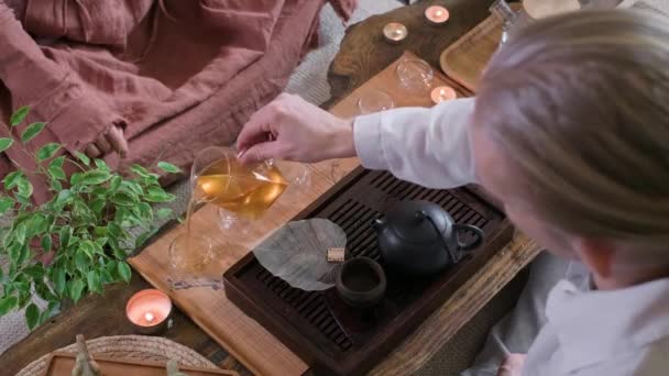 Krásný čínský čajový obřad se svíčkou a dekorací — Stock video