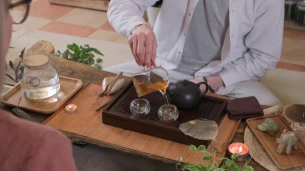 Красива китайська чайна церемонія зі свічкою та прикрасою — стокове відео