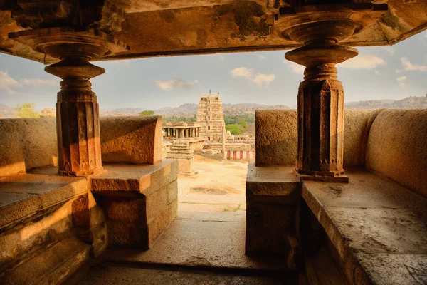 Incredibili rovine di antichi templi ad Hampi al tramonto, India — Foto Stock