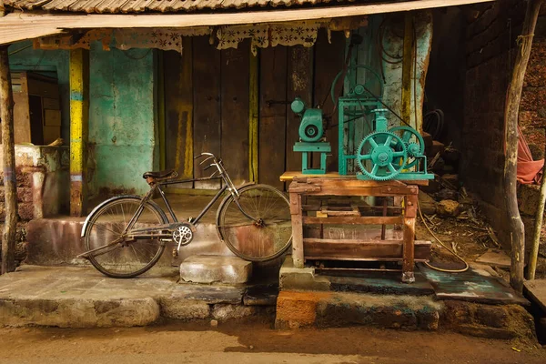 Бедное азиатское село и старое производственное оборудование — стоковое фото