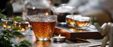 Çay fincanındaki güzel Çin çayı, mum alevi süslemeli.