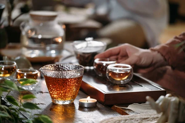 Traditional tea ceremony - pouring chinese oolong in glass cup — Stock Photo, Image