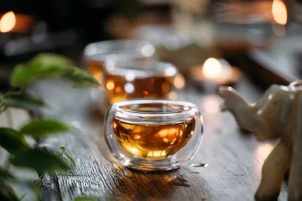 Красивий китайський чай в чаї зі свічковим прикрасою полум'я — стокове фото