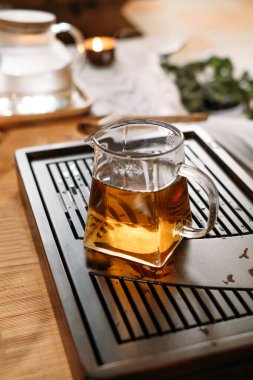 Geleneksel çay seremonisi - cam bardağa Çin esrarı dökmek