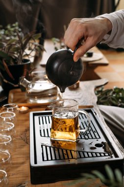 Geleneksel çay seremonisi - cam bardağa Çin esrarı dökmek