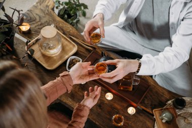 Mum ve dekorasyonla geleneksel Çin çay seremonisi