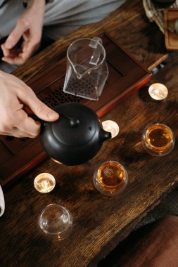 Mum ve dekorasyonla geleneksel Çin çay seremonisi