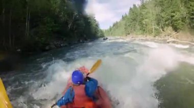 Dağ nehrindeki küçük teknelerde rafting