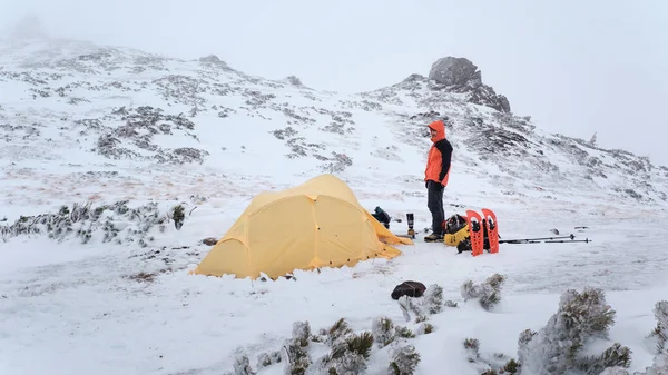 徒步旅行时,游客们在冬天的山上搭起了帐篷 — 图库照片