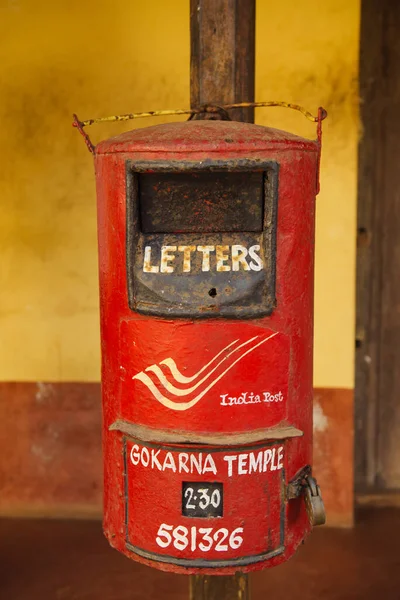 Красный почтовый ящик на стене Индии — стоковое фото