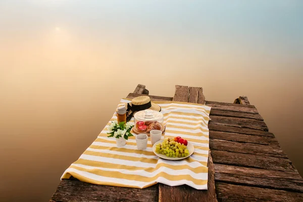 Piknik Ízletes Ételek Kávé Hídon Közelében Gyönyörű Ködös Napkeltekor — Stock Fotó