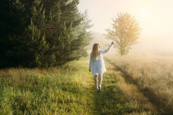 Mulher Vestido Branco Andando Manhã Verão Desfrutar Bela Floresta Nascer — Fotografia de Stock
