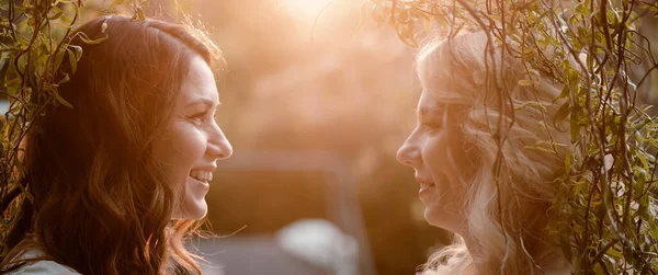 Two Sisters Looking Each Other Female Portrait Nature Sunset — Photo