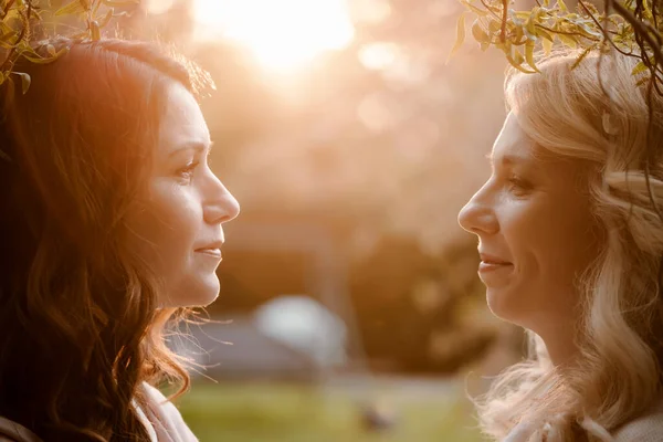 Two Sisters Looking Each Other Female Portrait Nature Sunset — Stock fotografie