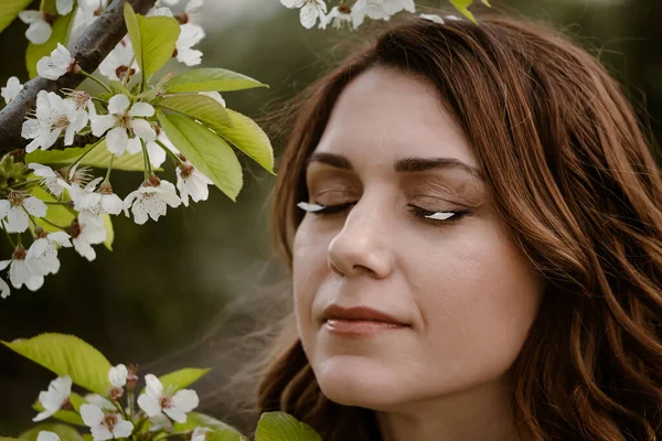 Beautiful Adult Woman Closed Eyes Enjoying Flowers Smelling Blossom Tree — Foto Stock