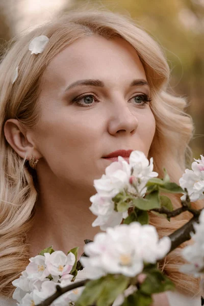 Beautiful Adult Woman Enjoying Flowers Smelling Blossom Tree Spring Garden — Foto Stock