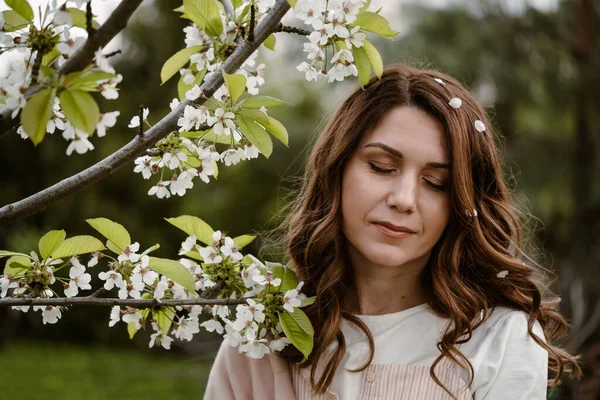 Beautiful Adult Woman Closed Eyes Enjoying Flowers Smelling Blossom Tree — ストック写真