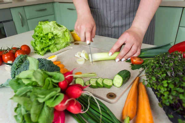 Žena Připravuje Zeleninový Salát Kuchyni Krájí Ingredience Stole Zdravé Vegan — Stock fotografie