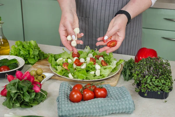 Makanan Sehat Dan Menyiapkan Salad Sayuran Dengan Selada Tomat Dan — Stok Foto