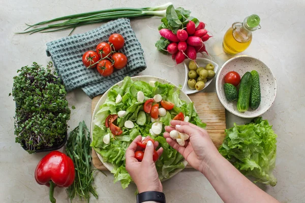 Alimente Sănătoase Prepararea Unei Salate Legume Salată Verde Roșii Mozzarella — Fotografie, imagine de stoc