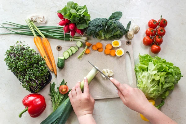 Mulher Cortar Legumes Frescos Para Salada Alface Saudável Cozinha Vista — Fotografia de Stock