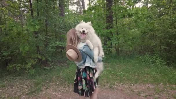 Молода Красива Жінка Тримається Руки Обіймає Свого Білого Пухнастого Собаку — стокове відео