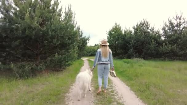 Young Beautiful Woman Walking Out City Park Her Fluffy Dog — Stockvideo