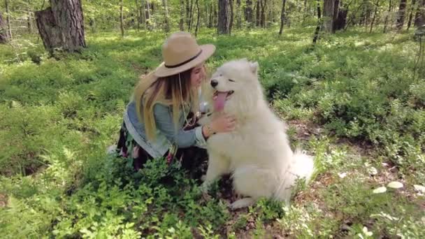 Young Beautiful Woman Kissing Her White Fluffy Dog Samoyed Nature — Vídeo de Stock