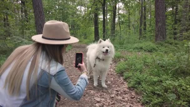 Молода Красива Жінка Ходить Лісі Фотографує Свого Білого Собаку Самогубство — стокове відео