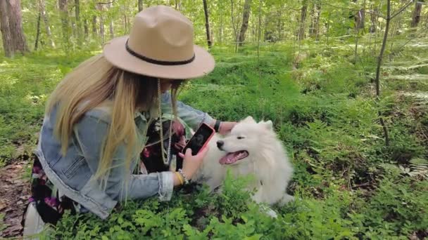 Ung Vacker Kvinna Promenader Skogen Och Bilder Hennes Vita Hund — Stockvideo