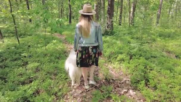Young Beautiful Woman Walking Out City Forest Her White Dog — Stock videók