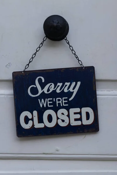 Desculpe Somos Sinal Fechado Pendurado Uma Loja Branca Portas — Fotografia de Stock