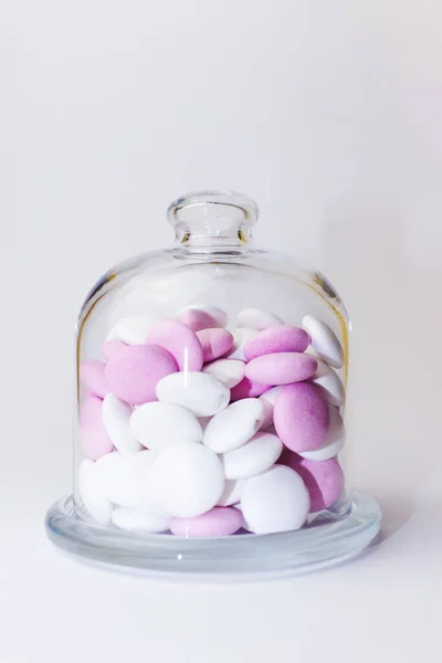 白い背景のガラス瓶の中のピンクと白のペパーミントキャンディー — ストック写真