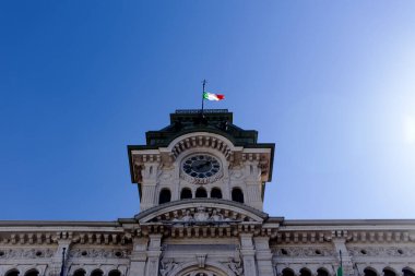İtalya 'daki Trieste Belediye Binası. Binanın tepesi.