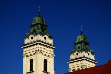 Valtice, Güney Moravya 'daki çan kuleleri, Çek Cumhuriyeti - mavi gökyüzü
