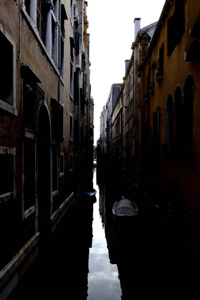 Narrow Canal Boats Venice Italy Water Canal Mirroring Shadow Houses — Stock Photo, Image