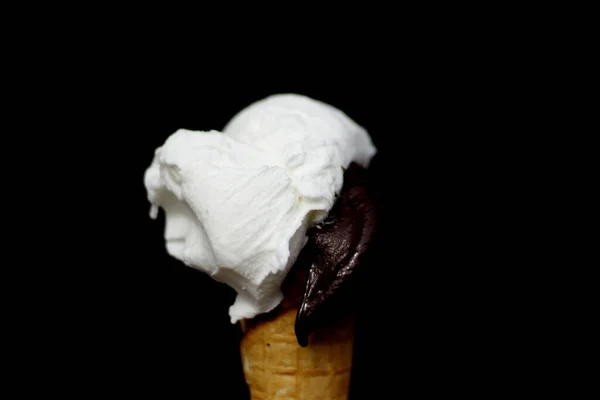 ワッフルコーンにレモンとチョコレートのアイスクリーム 黒の背景 — ストック写真