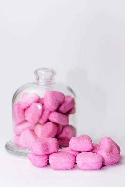 Růžové Měkké Bonbóny Tvaru Srdce Sklenici Bílém Pozadí Hromada Valentýnských — Stock fotografie