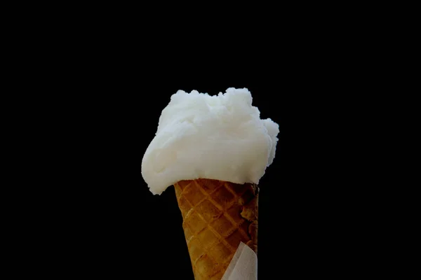 ワッフルコーンのレモンアイスクリーム 黒の背景にレモンシャーベット — ストック写真