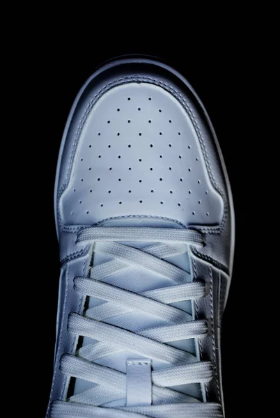 Siyah Arka Planda Beyaz Spor Ayakkabısının Üst Görünümü Dikey — Stok fotoğraf